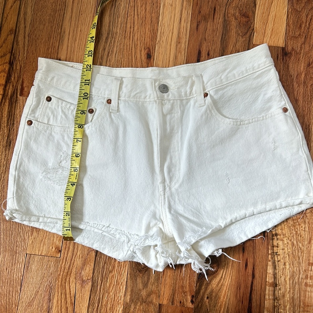 Levi’s white denim shorts - Picture 5 of 7